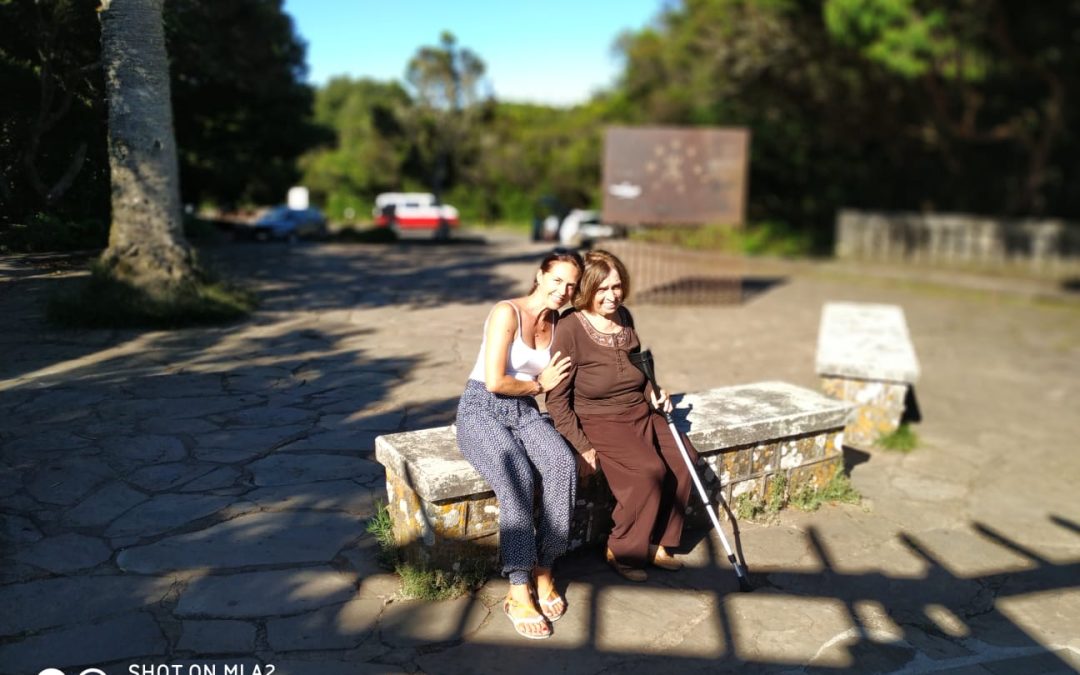Doña Angélica y Mónica de paseo en La Cruz del Carmen