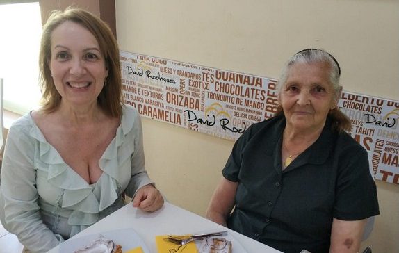Doña Carmen y Paula de merienda