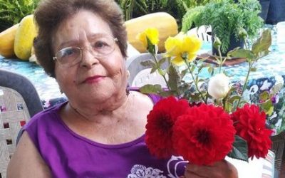 Doña Panchita le hace un regalo a Nabila