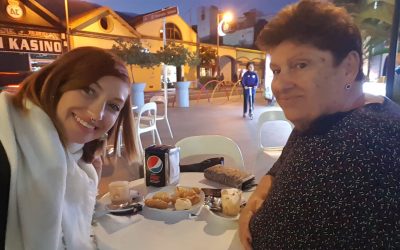 Doña Julia y Omaira meriendan en la Plaza de las Flores