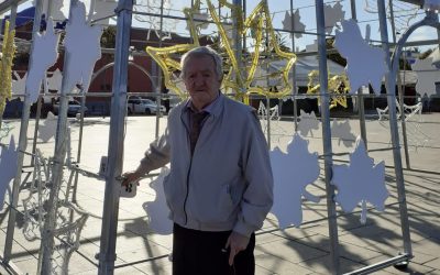 Don Teobaldo y Yany  pasean por la plaza del Cristo