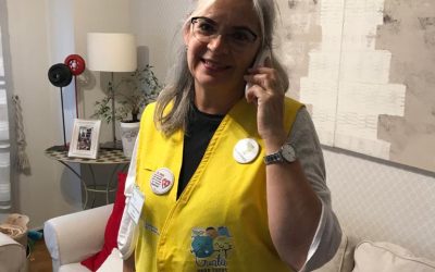 Carmen, voluntaria de Guata haciendo llamadas de apoyo durante el confinamiento