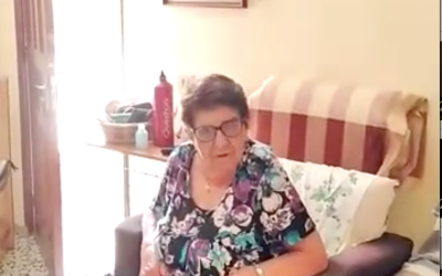 Doña Rosa manda un mensaje a su amiga Fema a través de su voluntaria Marta.